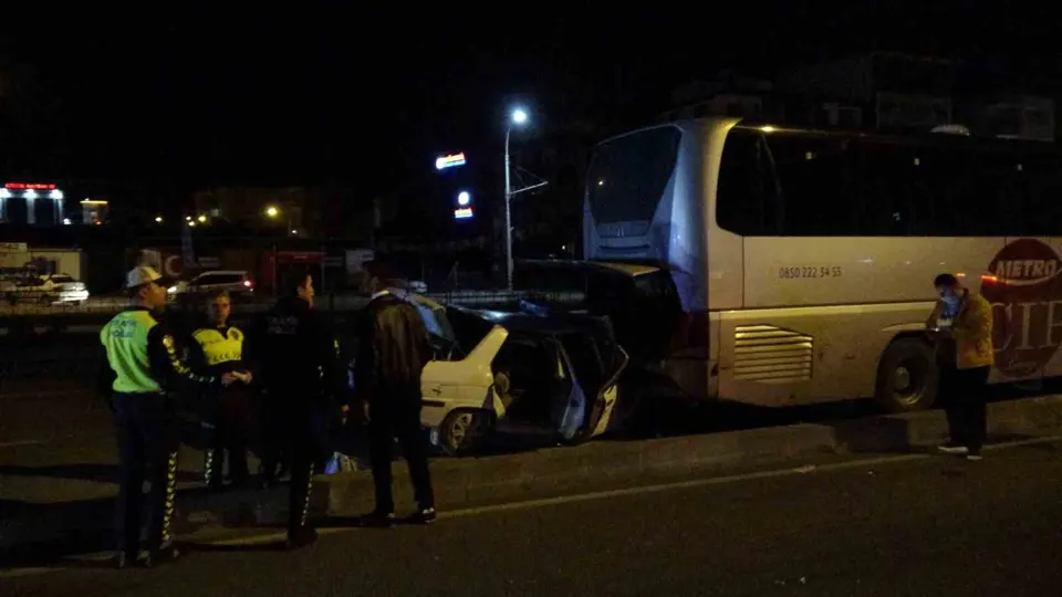 Malatya’da otobüse çarpıp altına giren otomobildeki 3 kişi yaralandı
