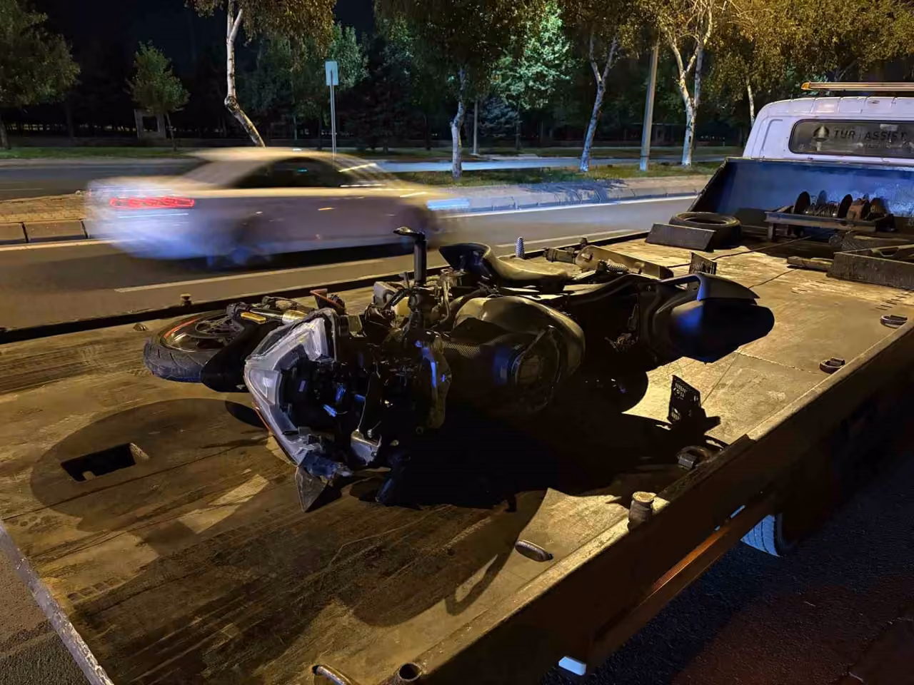 Kayseri’de otomobile ve trafik levhasına çarpan motosiklet sürücüsü 50 metre sürüklendi: 1 ağır yaralı