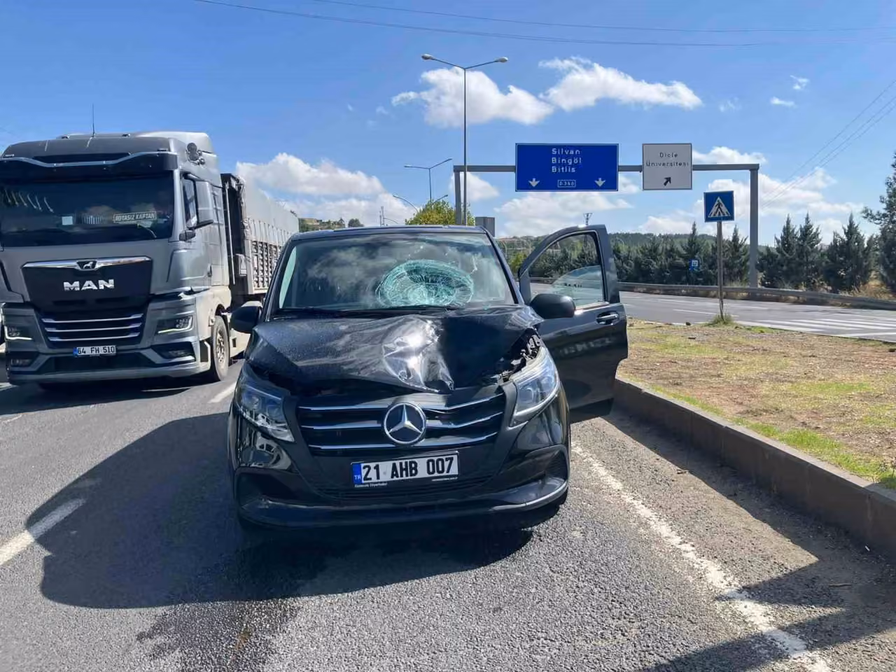 Diyarbakır’da yolun karşısına geçmek isteyen şahsa araç çarptı