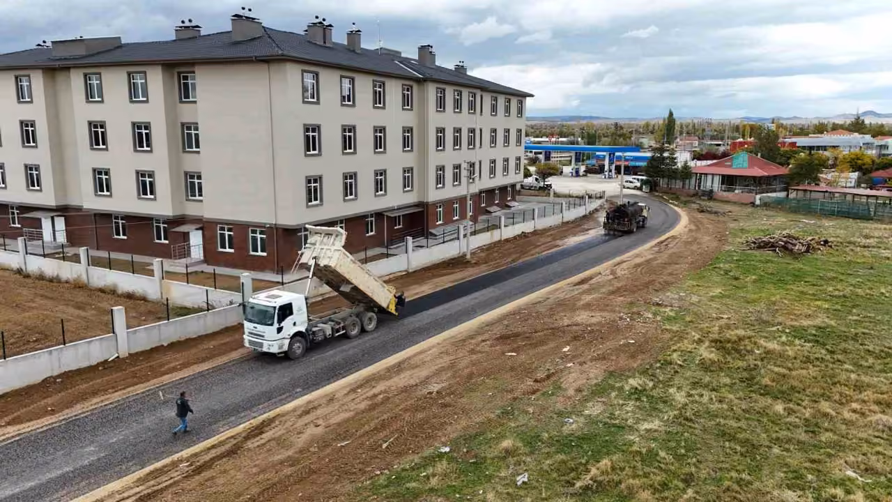 Bolvadin’de Huzurevi yolu sıcak asfalta kavuştu