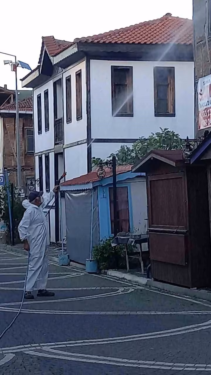 Muhtar tulumunu giydi ilaçlama yaptı