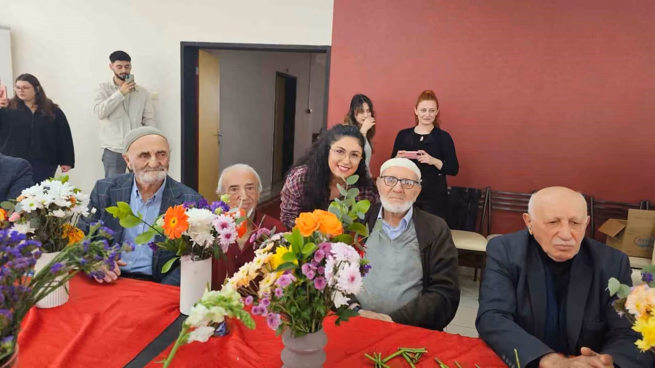 Huzurevi sakinlerine çiçekli terapi