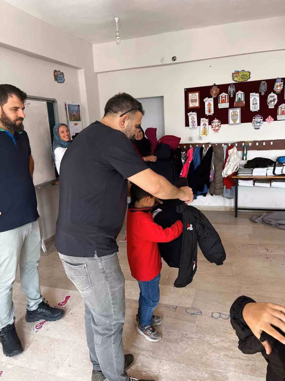 Çermikte 200 öğrenciye mont ve bot dağıtıldı
