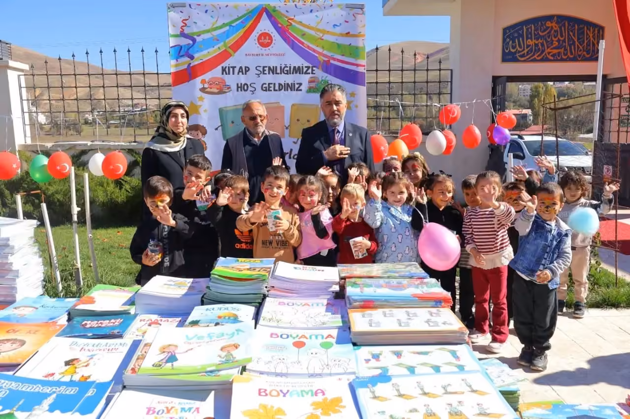 Bayburt’ta minik öğrenciler kumbaralarındaki harçlıklarla kitap aldı