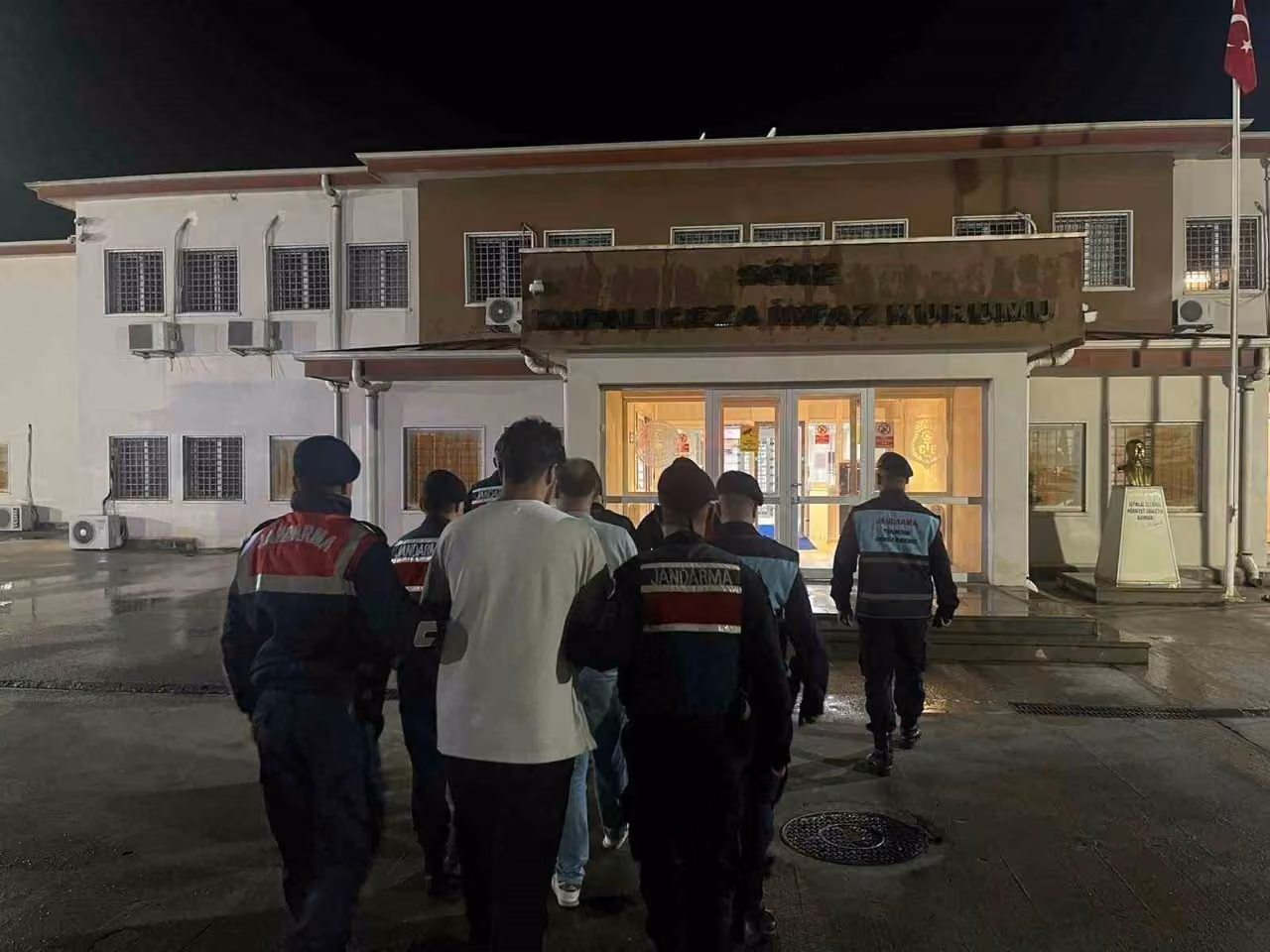 Didim’de otelde 14 düzensiz göçmen yakalandı