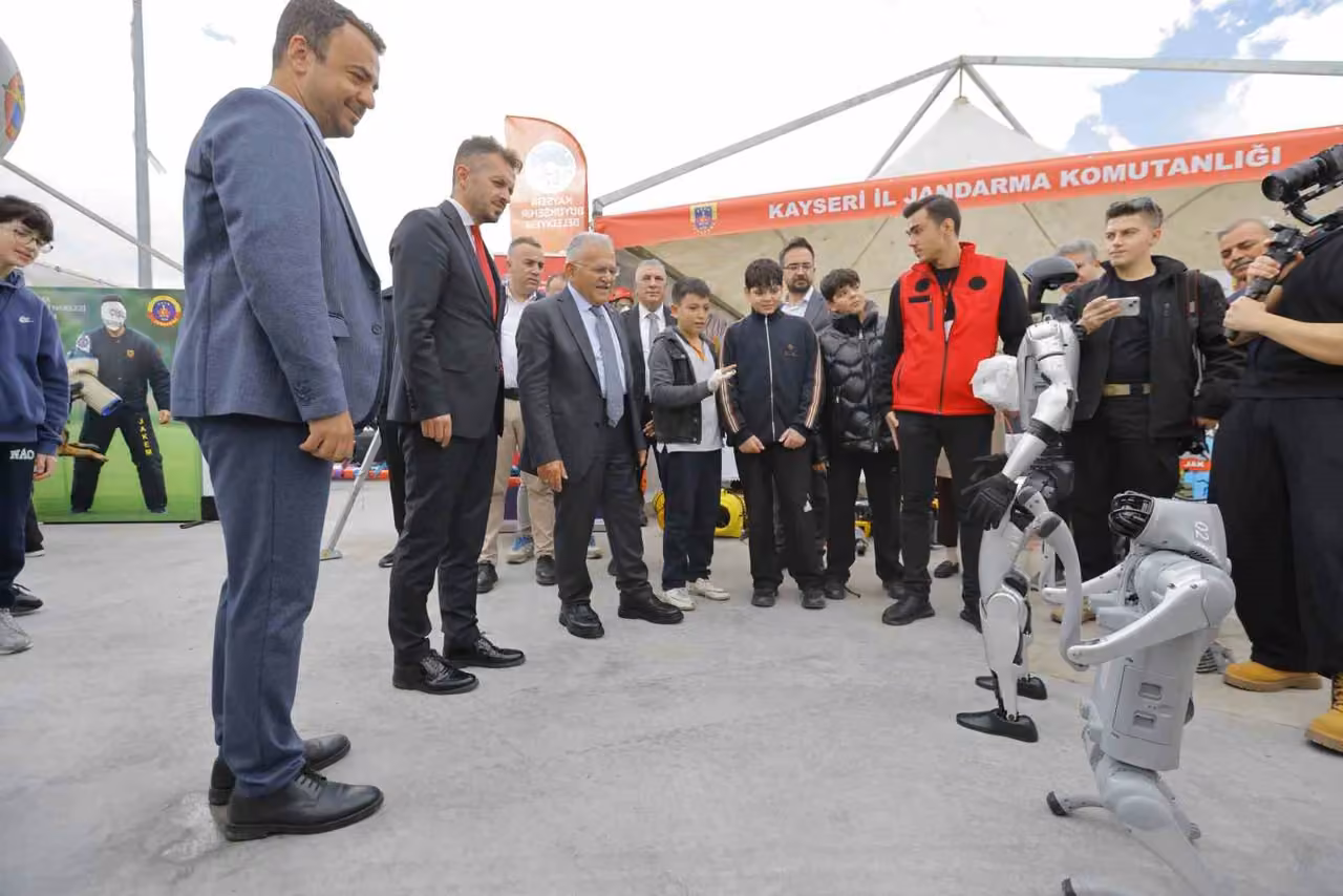 Bilim ve teknoloji şöleni başladı: Başkan Büyükkılıç, festivalde bilim tutkunları ile bir araya geldi