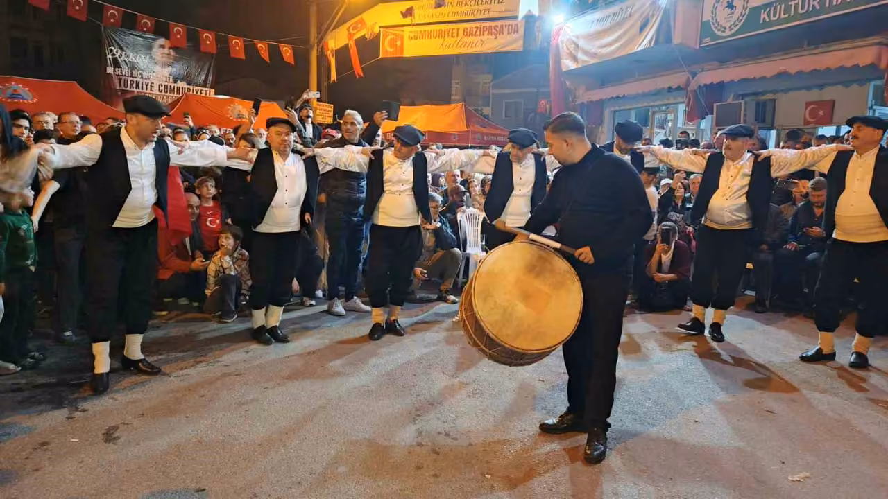 Bafra Gazipaşa Mahallesi’nde Cumhuriyet coşkusu
