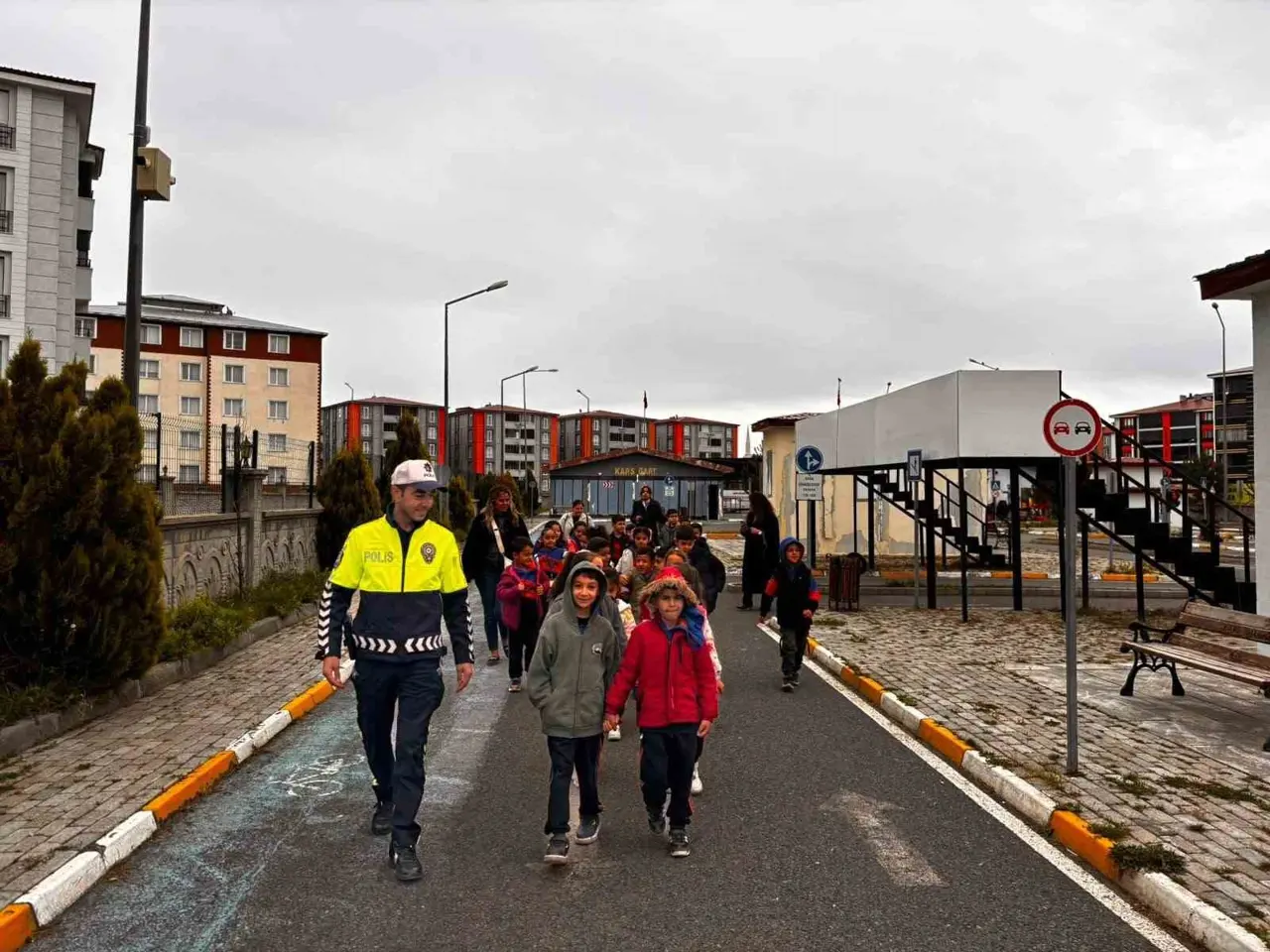 Kars’ta miniklere trafik dersi: Öğrenciler kuralları uygulamalı öğrendi