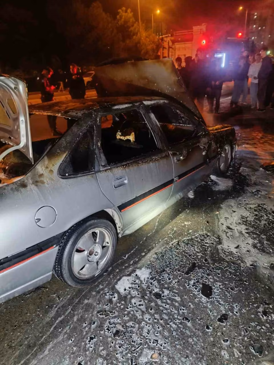 Kayseri’de park halindeki otomobil alev alev yandı