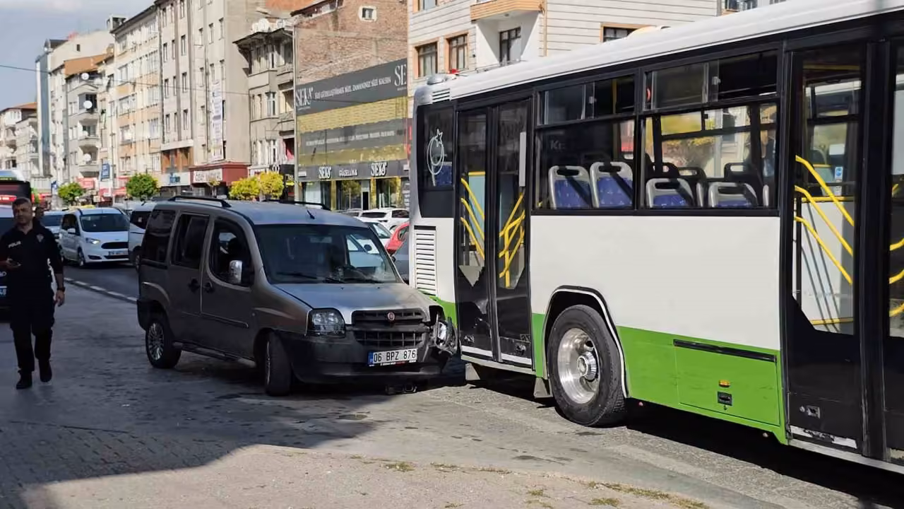 Akrabasını bıçakladıktan sonra kaçarken halk otobüsüne çarpan şüpheli yakalandı