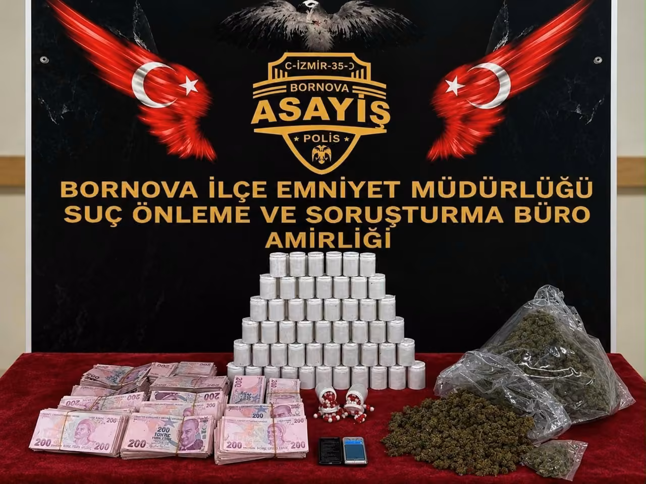 Evden binlerce uyuşturucu hap ile esrar ele geçirildi