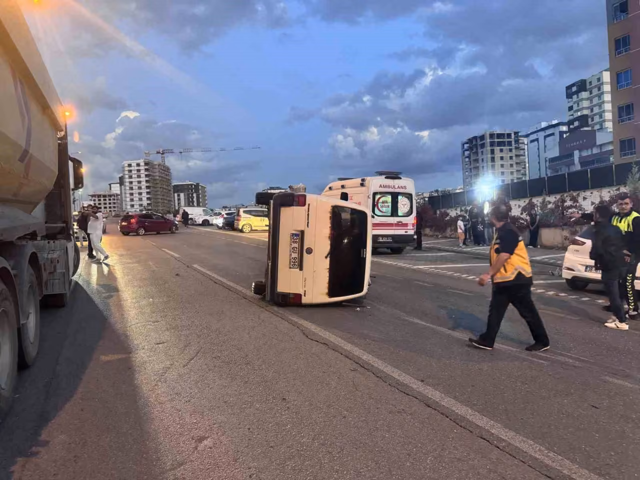 Kaza yapan minibüs park halindeki otomobile çarpıp yan yattı