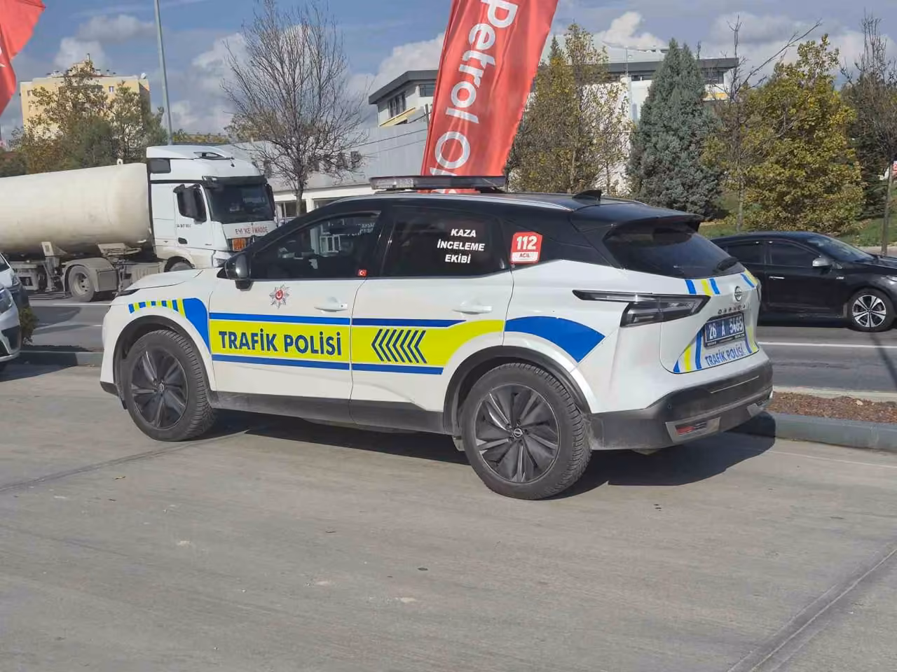 Akaryakıt istasyonu içerisinde otomobilin çarptığı kadın yaralandı