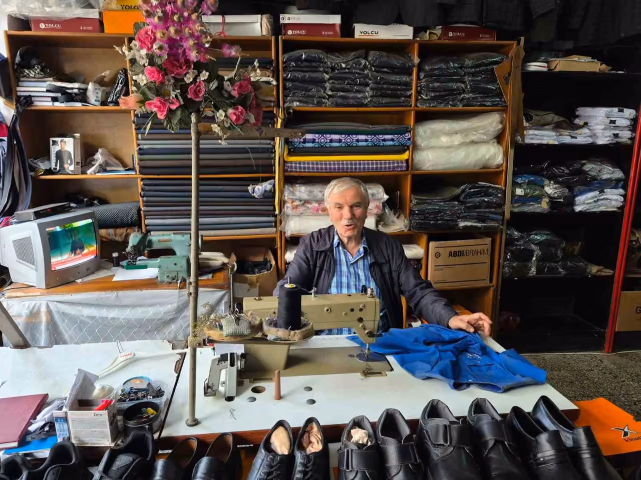 60 yıldır geleneksel terzicilikten ödün vermeden mesleğini icra ediyor