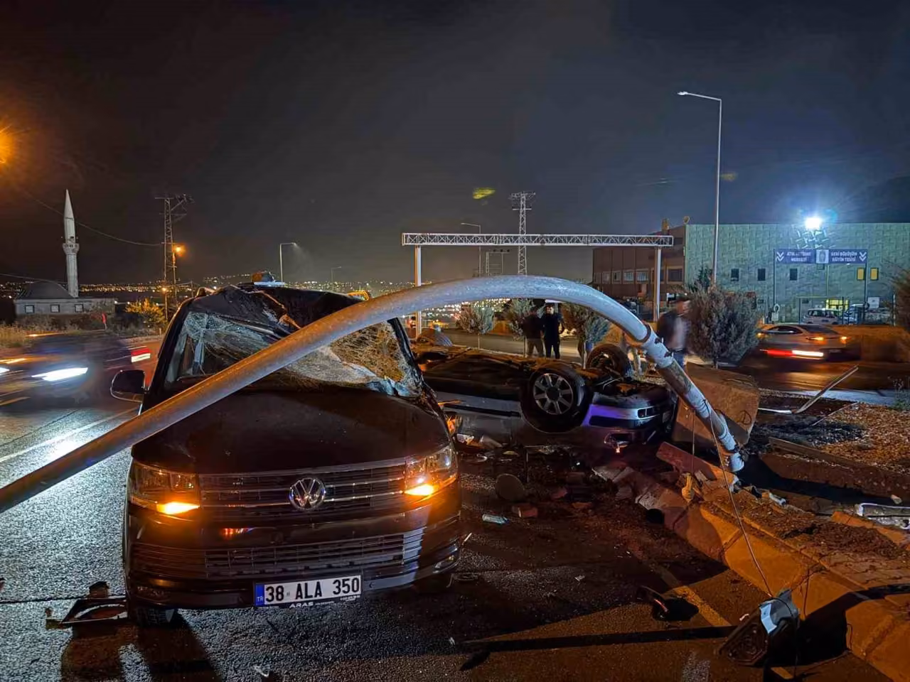 Kontrolden çıkarak takla atan otomobil, ışıkta bekleyen minibüse çarptı: 2 yaralı