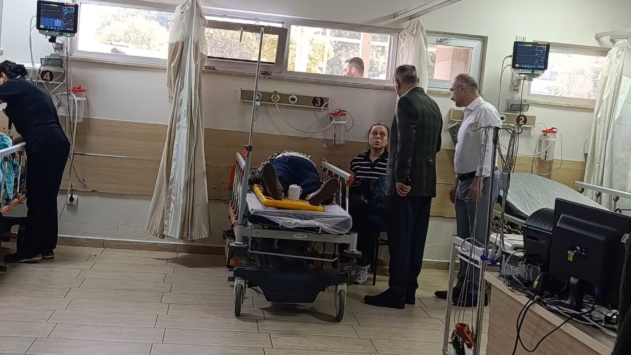 Manisa Valisi Özkan kazada yaralananları ziyaret etti