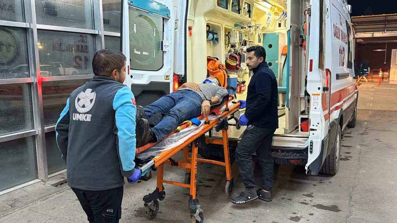 Kayganlaşan yolda devrilen motosikletin sürücüsü yaralandı