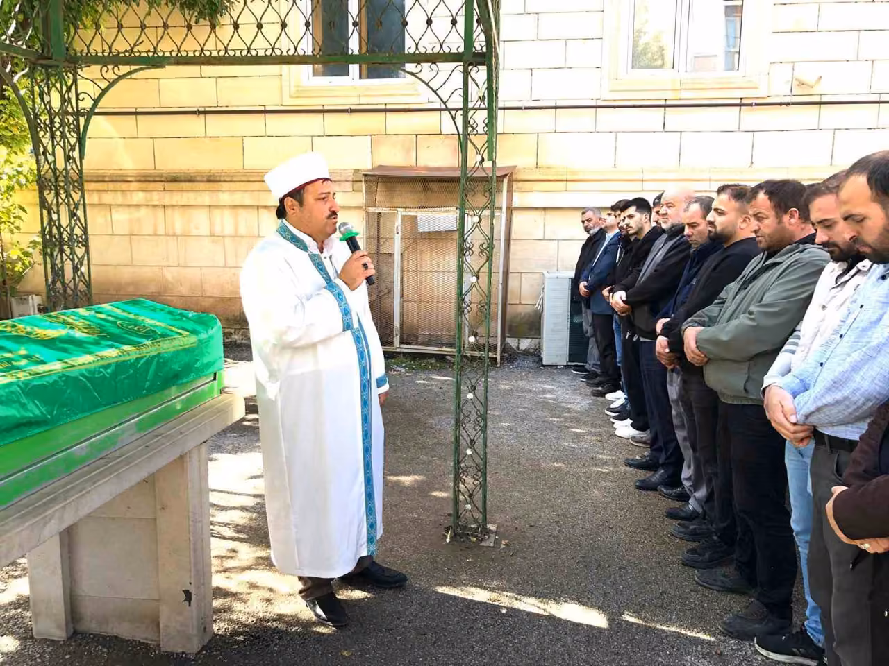 İmam, ağabeyinin cenaze namazını kıldırdı