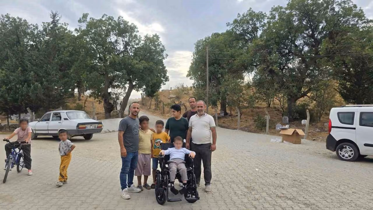 Sosyal medyadan yaptığı çağrı ile depremde evleri hasar gören vatandaşların evlerini yaptırmaya başladı