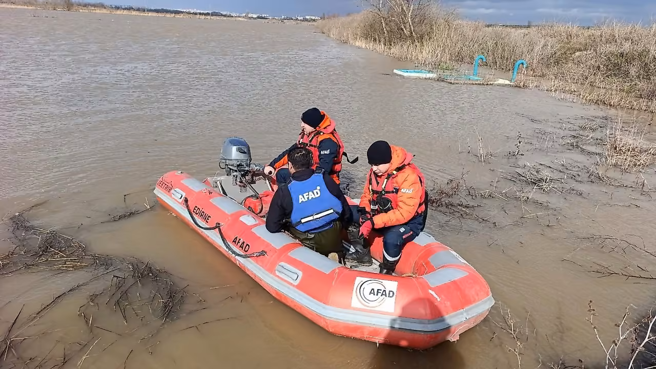 Meriç Nehri’nde adada mahsur kalan 11 düzensiz göçmen kurtarıldı