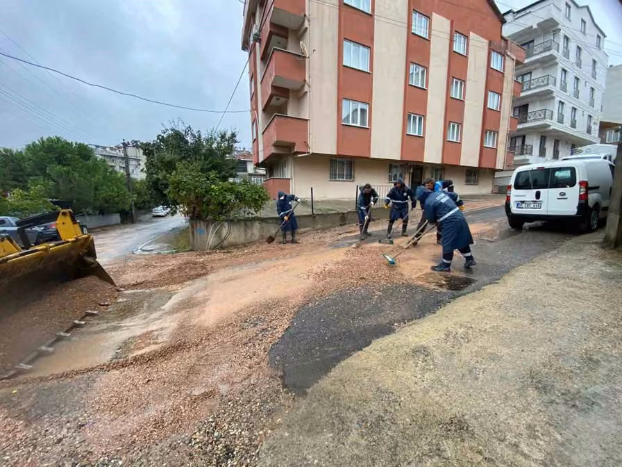 Gebze Belediyesi sağanak yağışa karşı 289 personelle sahada