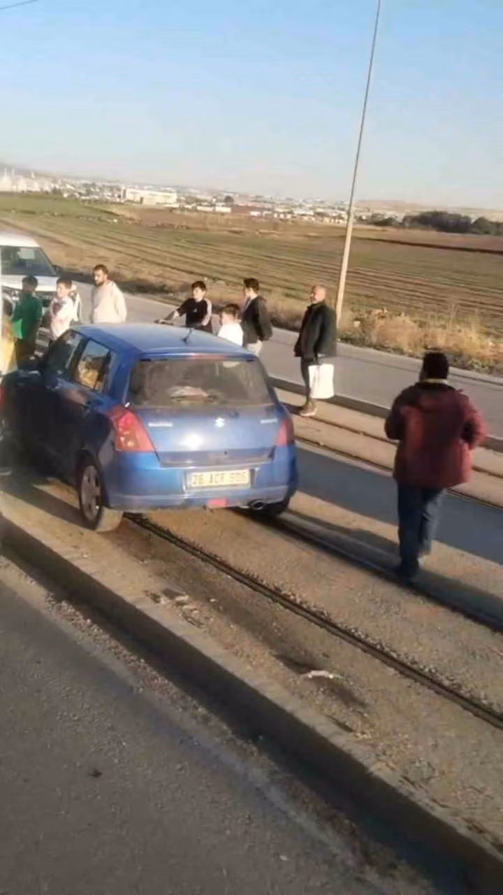 Eskişehir’de tramvay yolu üzerinde araç kazası