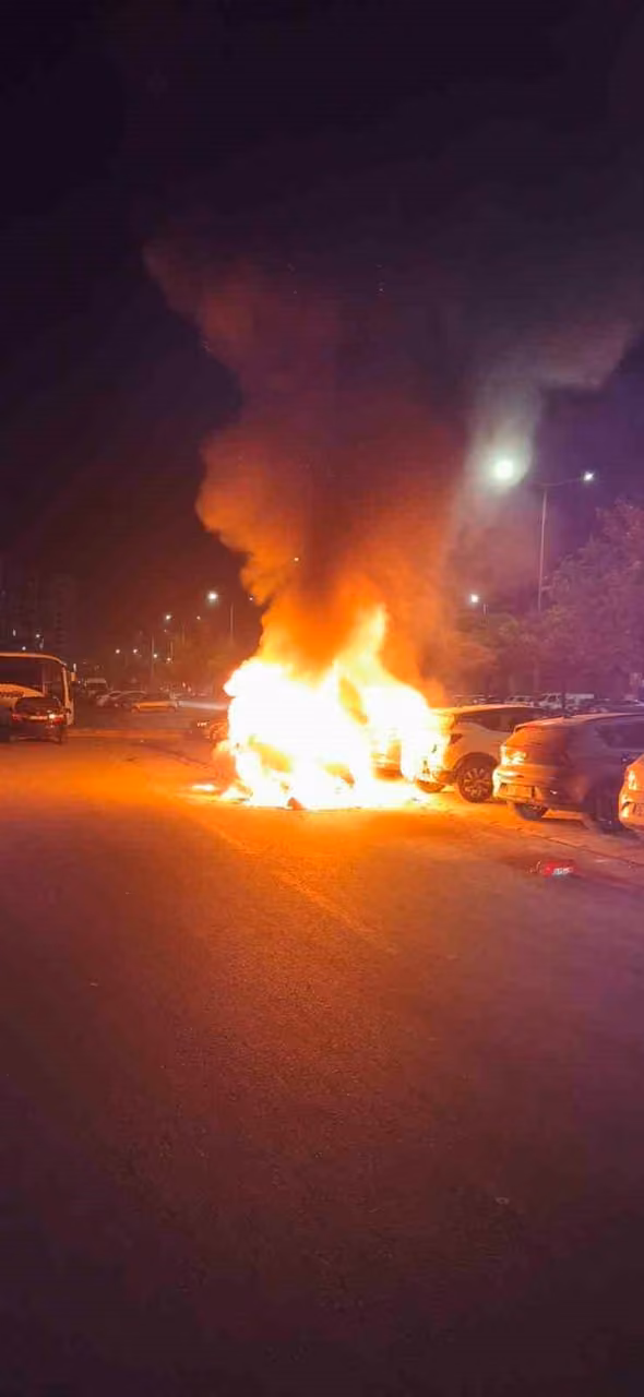 Kayseri’de kaza yapan otomobil alev aldı, park halindeki 3 araç zarar gördü: 1 yaralı