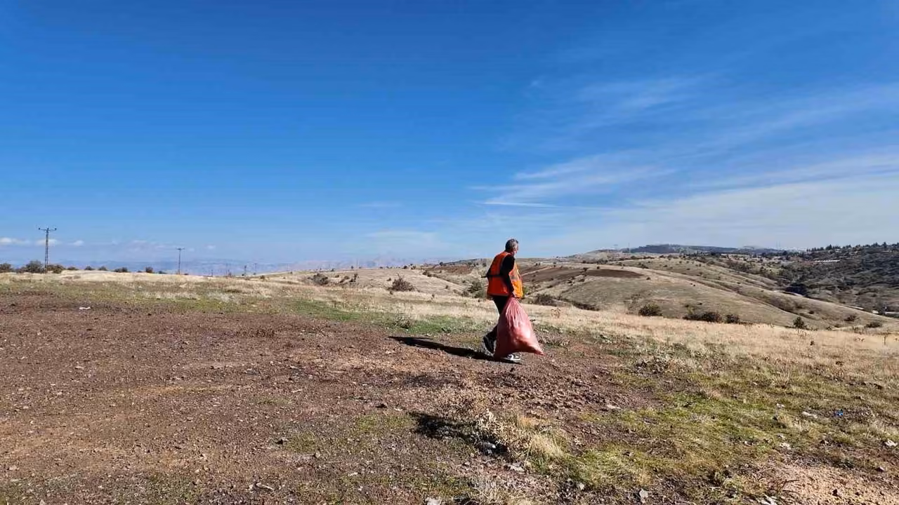 Elazığ Belediyesi’nden sokak hayvanlarına mama ve su desteği