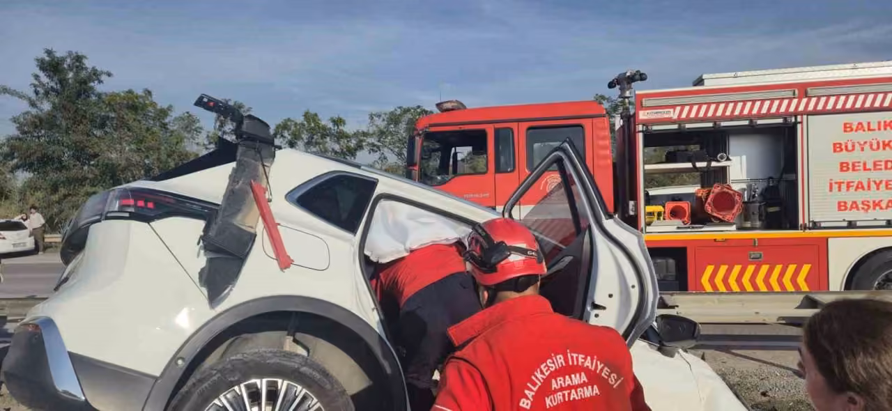 Balıkesir’de otomobil bariyerlere çarptı: 2 yaralı