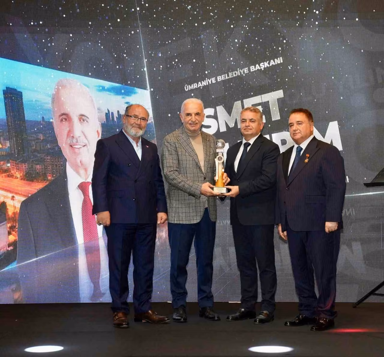 Ümraniye Belediye Başkanı Yıldırım’a "İstanbul’da Yılın Belediye Başkanı" ödülü