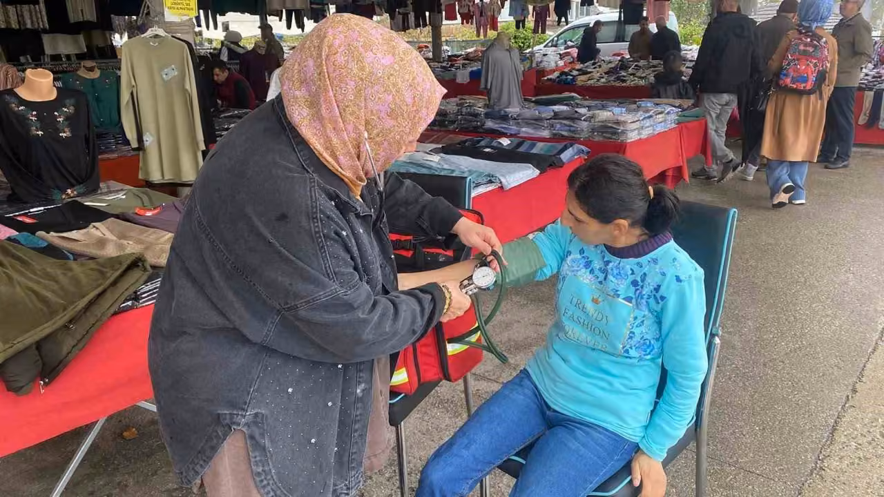 Düzce’de sağlıkçılar pazara indi