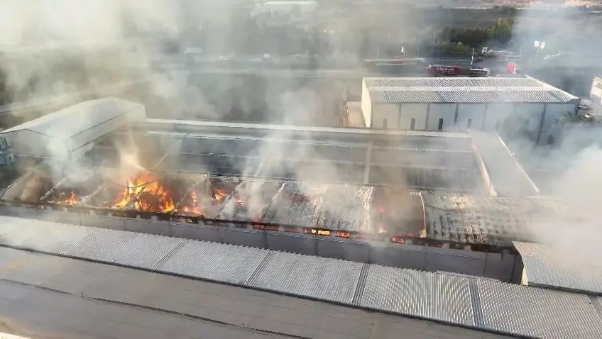Bursa’da mobilya fabrikasında büyük yangın...30 itfaiye ve tanker olay yerinde