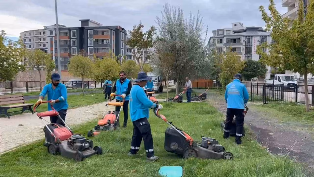 Adıyaman’da parklarda sonbahar bakımı sürüyor