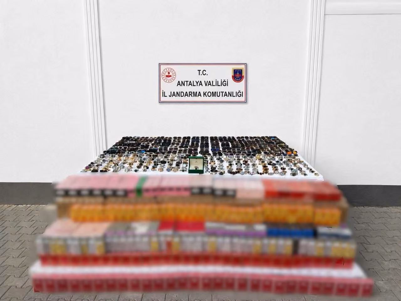 Kaçak parfüm, gözlük ve saat operasyonu