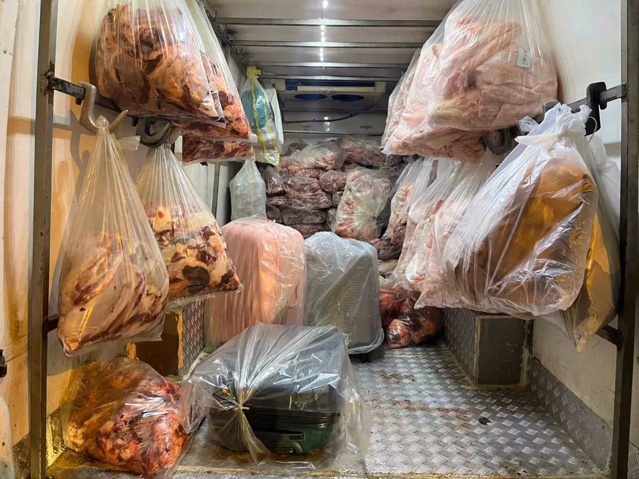 Otoyolda durdurulan kamyonetten 2 ton 809 kilo et ve sakatat çıktı