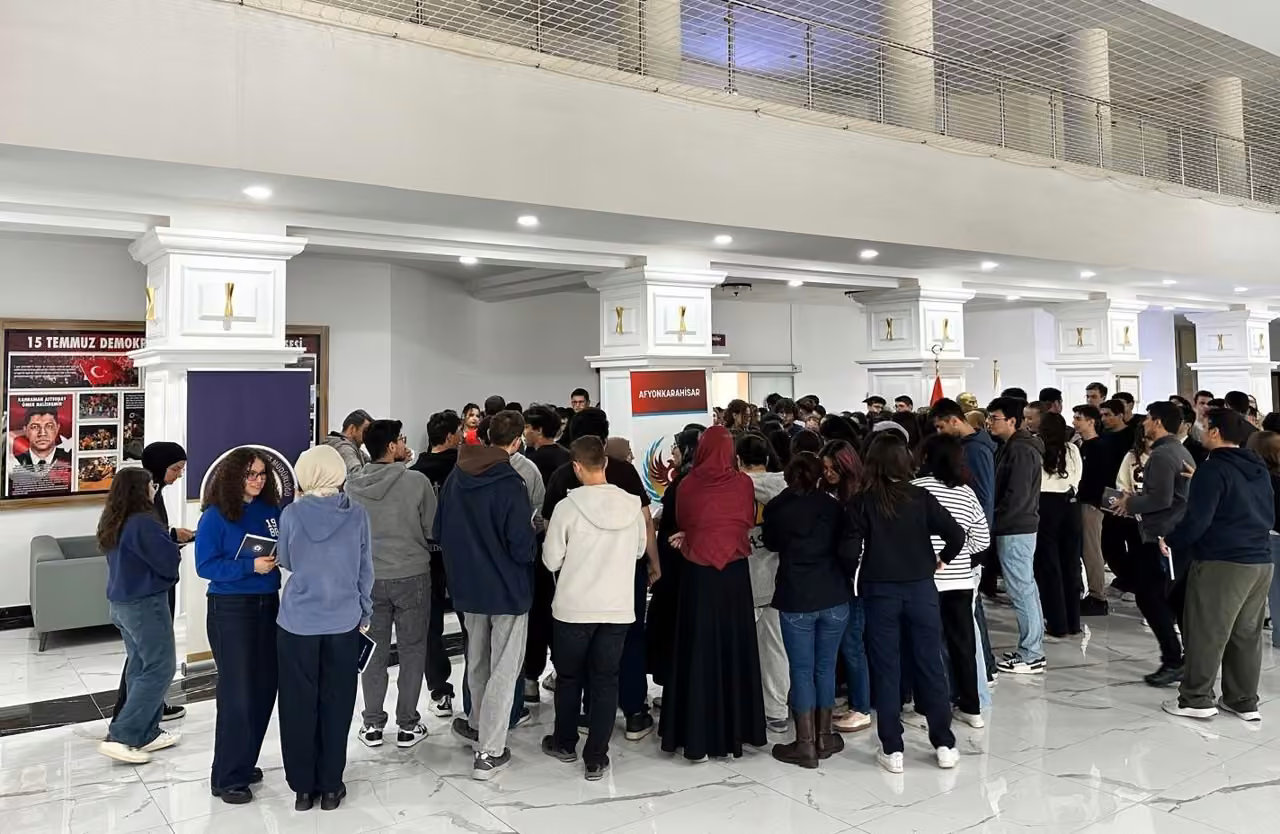 Polis ekipleri üniversite öğrencilerini bilgilendirdi