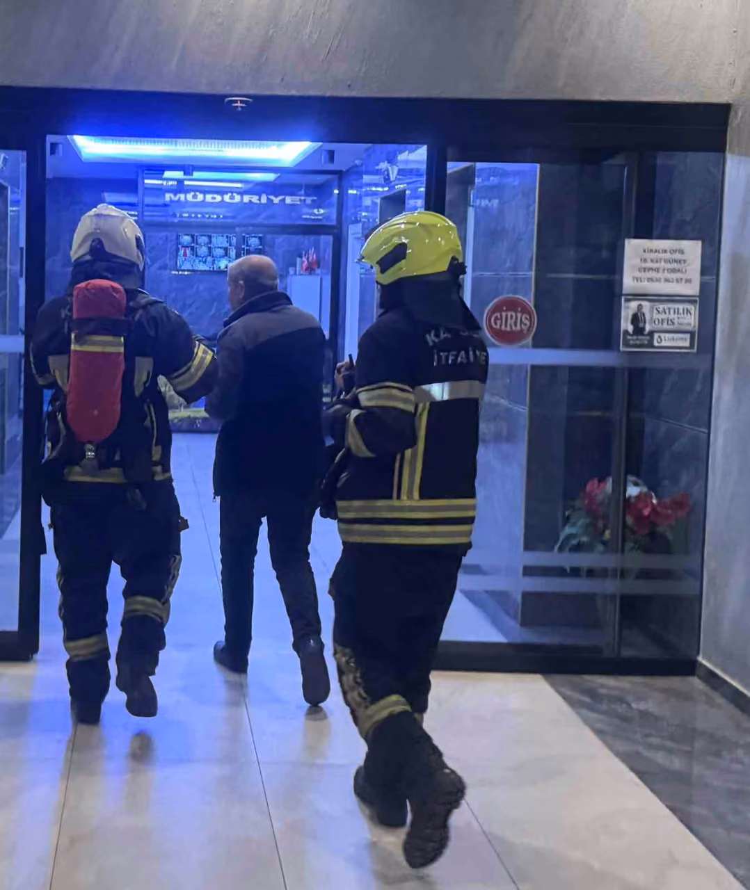 Tost makinesinde unutulan ekmek ekipleri alarma geçirdi