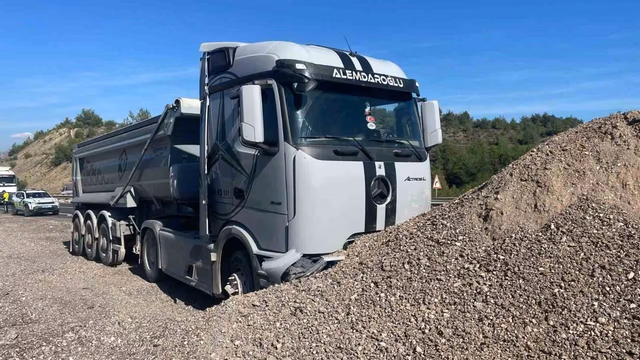 Bilecik’te tır kum yığınına çarptı: 1 yaralı