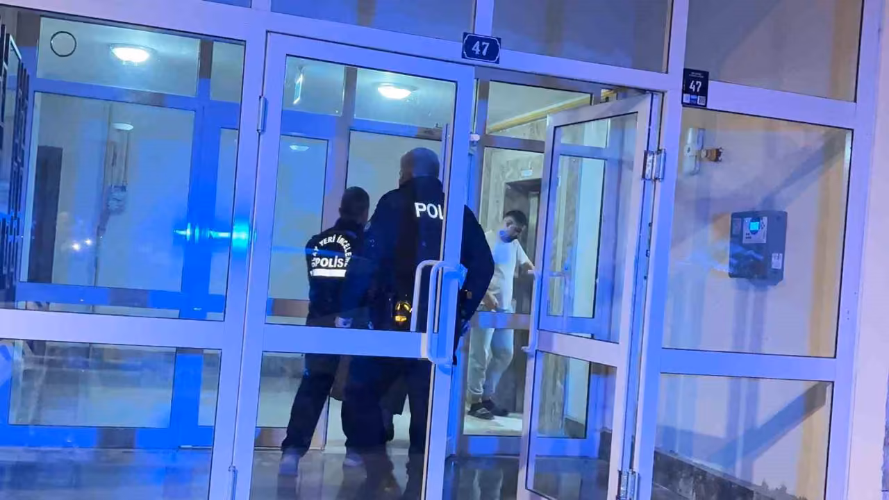 Facianın eşiğinden dönüldü: Rastgele açılan ateş pencereden girerek çocuğun akülü aracına isabet etti