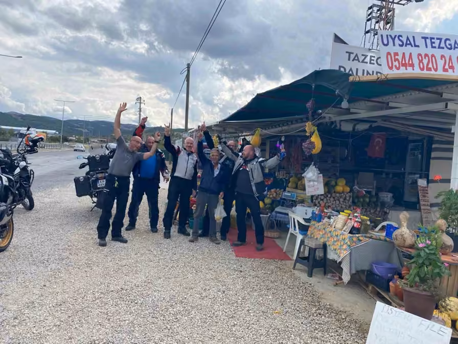 Polonyalı turistlerin mola yeri Sarıgöl’deki üzüm tezgahı oldu