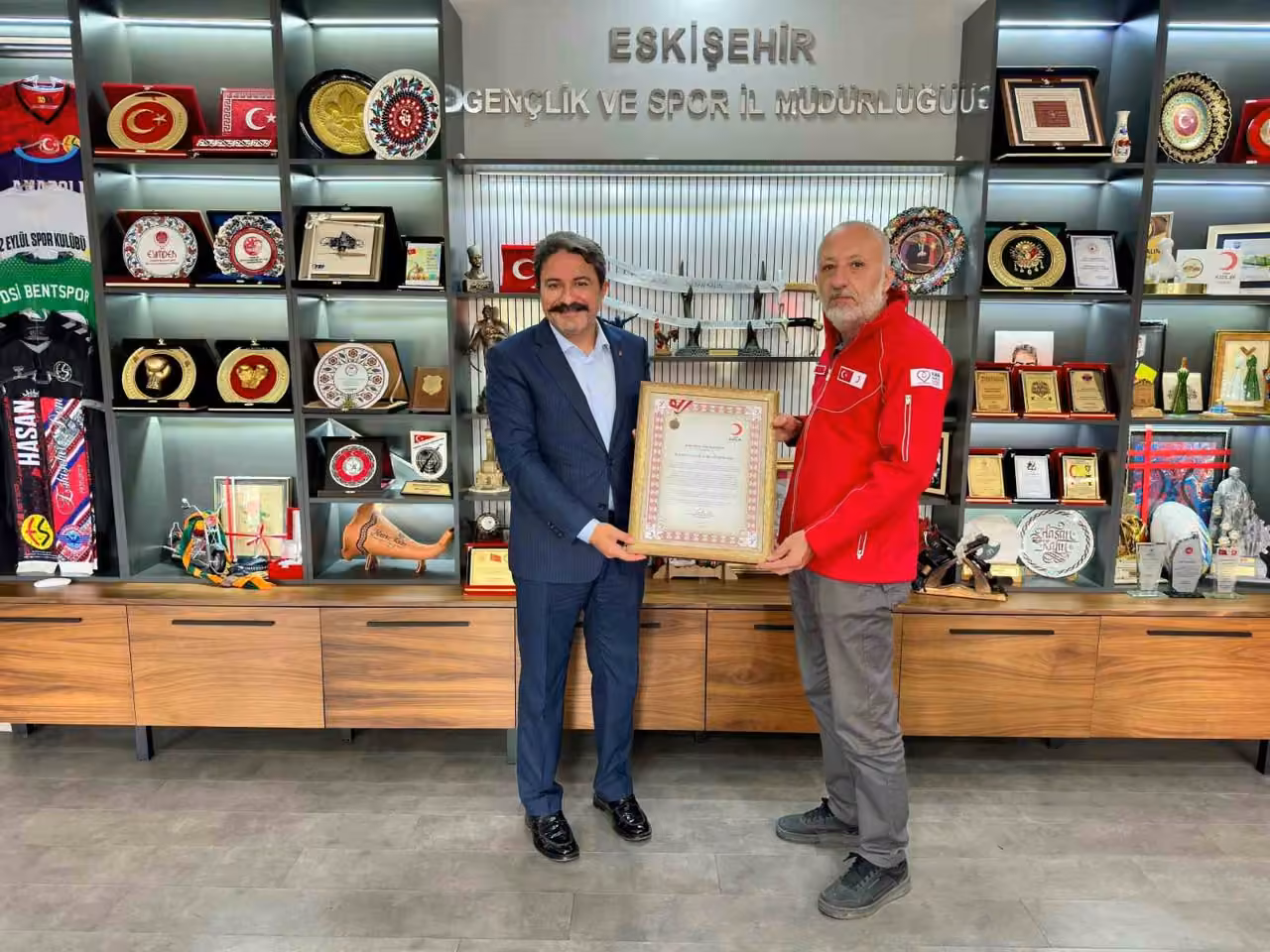 Eskişehir Gençlik ve Spor İl Müdürlüğüne Kızılay’dan bronz madalya