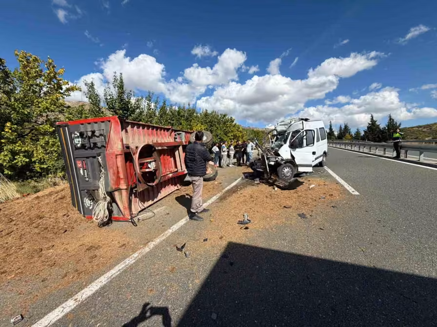 Elazığ’da traktör ile minibüs çarpıştı: 1 yaralı