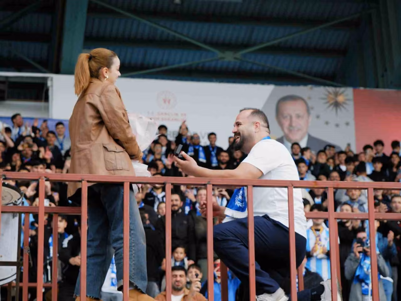 Erzurumspor tribünlerinde evlilik teklifi