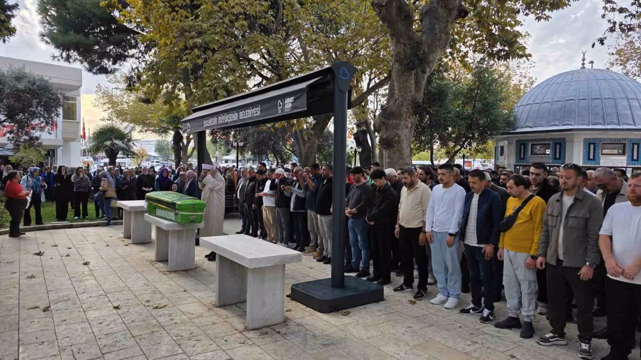 Bandırma’da kazada hayatını kaybeden motokurye son yolculuğuna uğurlandı