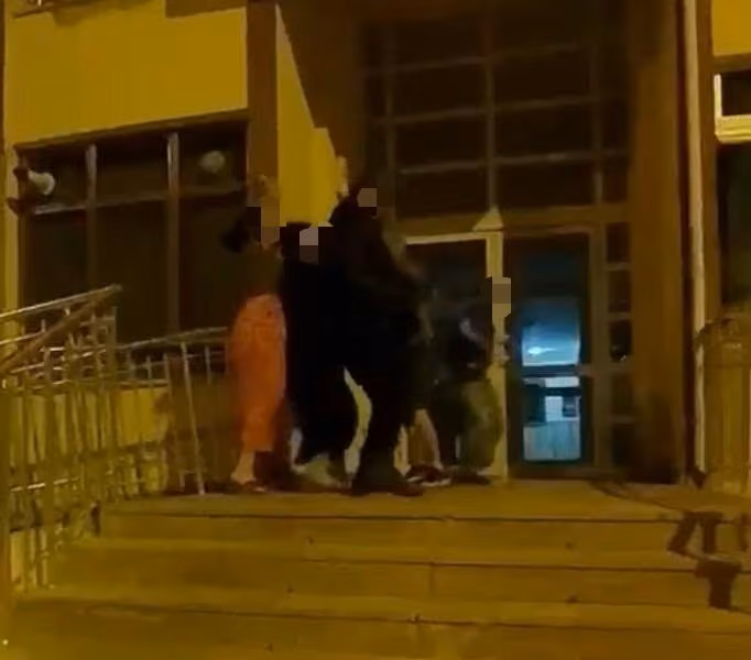 Binanın önündeki bıçaklı kavga ‘hesap’ yüzünden çıkmış