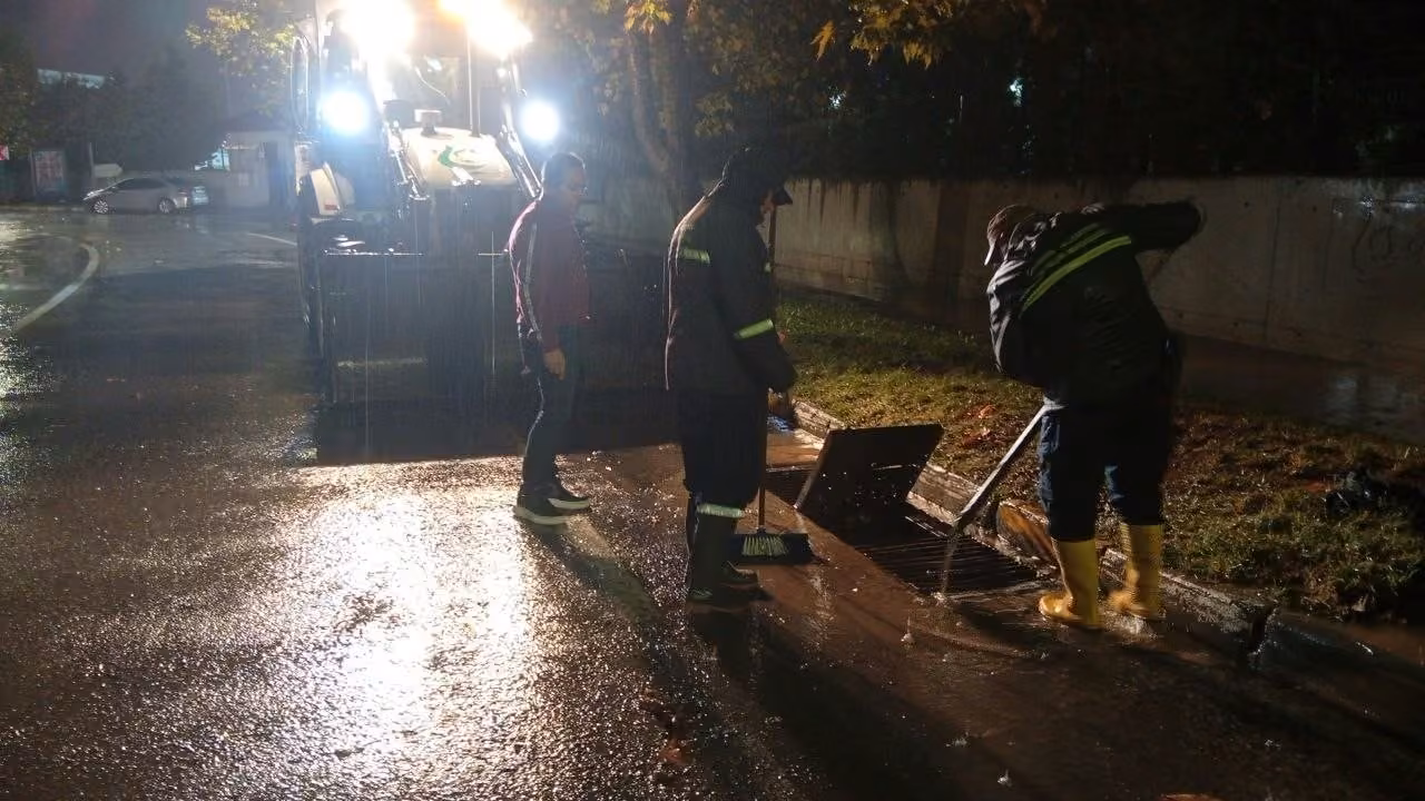 Çayırova’da sağanağa karşı ekipler gece boyunca çalıştı