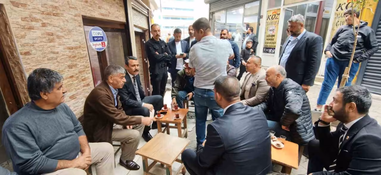 MHP Diyarbakır İl Başkanı Özcoşar sokak sokak gezerek ’Terörsüz Türkiye’ sürecini anlatıyor