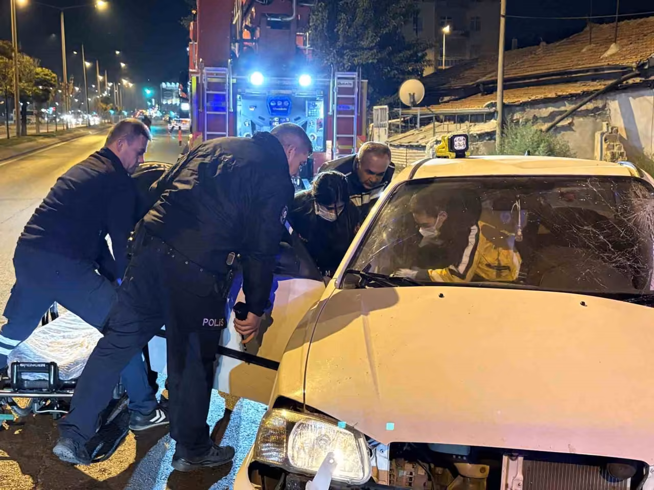 Ağaca çarpan otomobilde sıkışan sürücüyü itfaiye ekipleri kurtardı: 1 yaralı