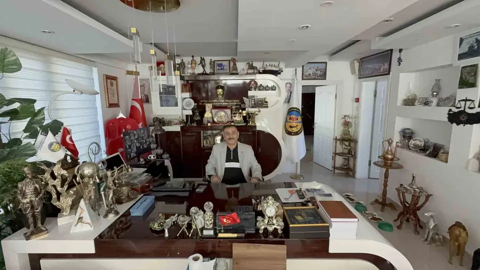 Başkanın makam odası antikacı dükkanını aratmıyor