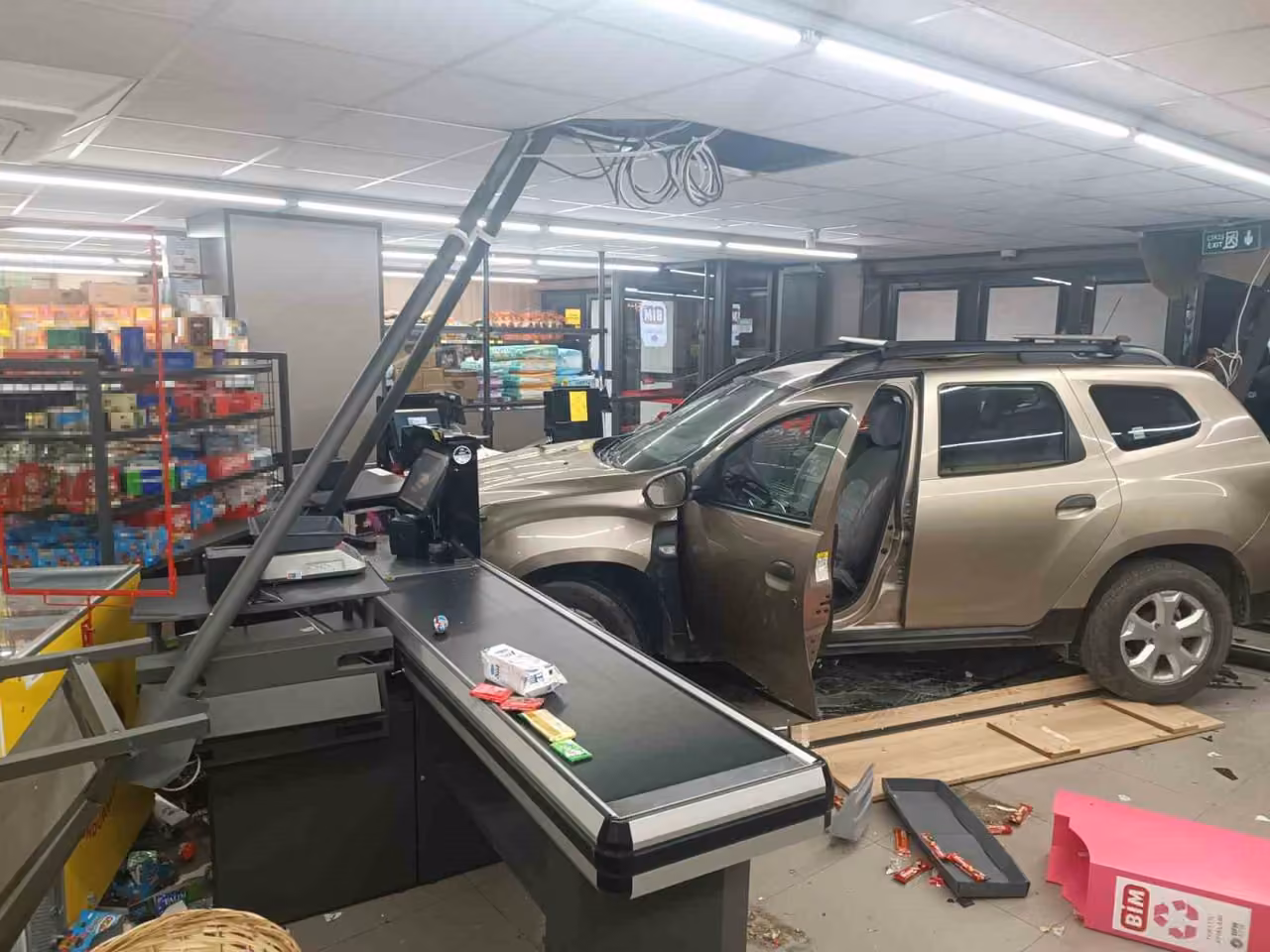 81 yaşındaki sürücü aracı yol kenarına park etmek isterken markete girdi